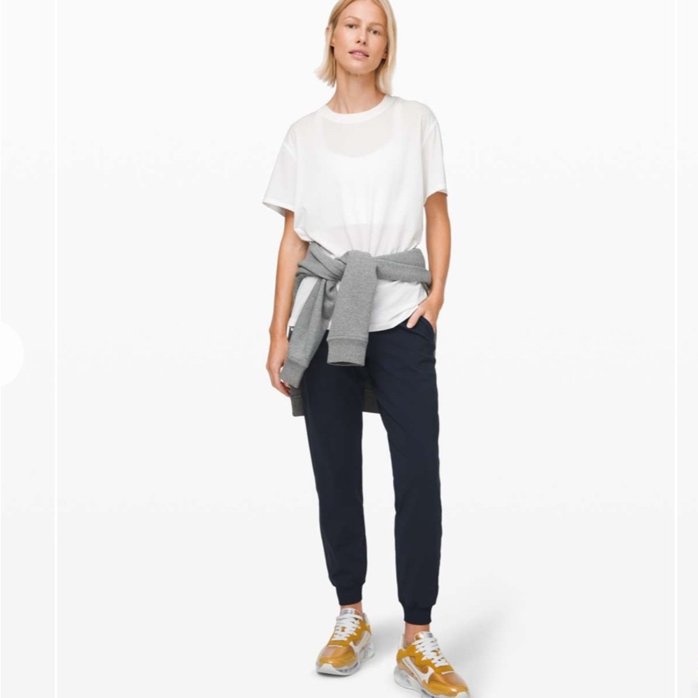 Lululemon On the Fly Jogger 28"
*Luxtreme | True Navy | Women’s Size 2 Mid rise